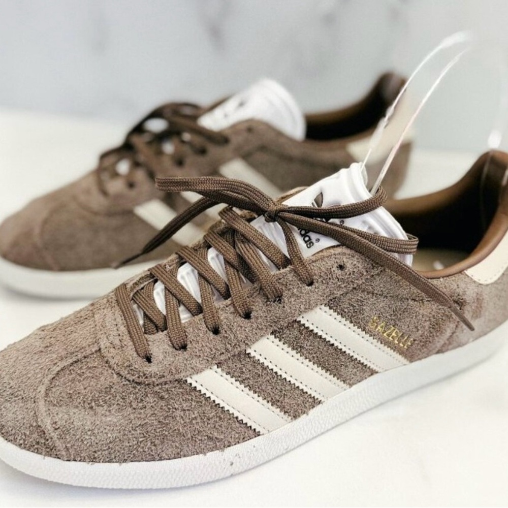 Women’s Adidas Gezelle sneakers. Earth Strata white. Size 10 Brand new with tags